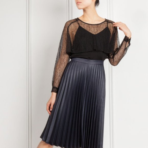 Delicate Overlay Crop Top - Picture 3 of 8